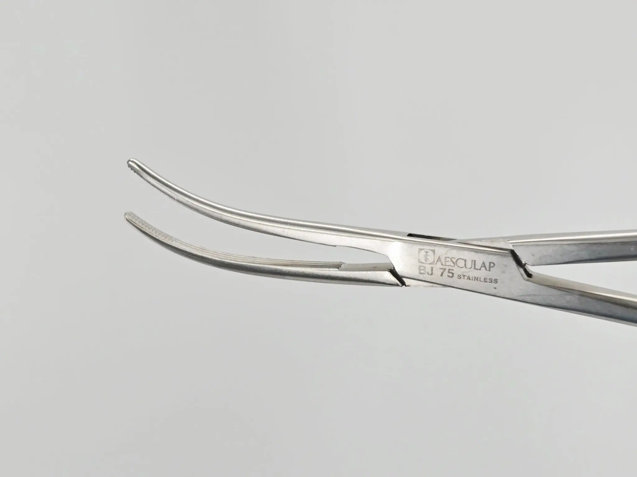 Aesculap BJ075R Kieback Dissecting & Ligature Forceps Curved Serrated 9-1/4" - Image 4