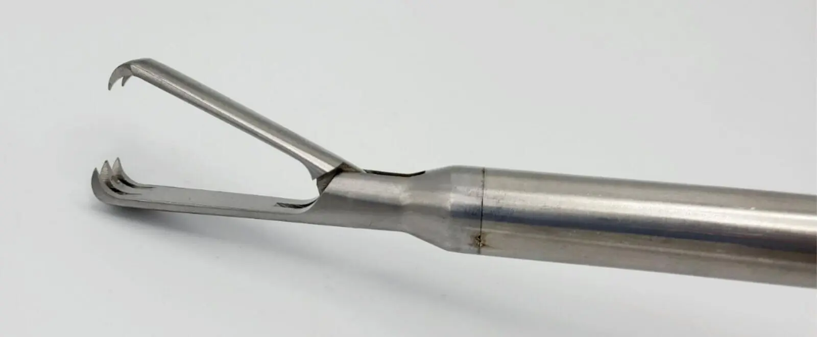 Cabot Medical 004275-901 Laparoscopic Grasping Forceps 8mm 2 x 3 Teeth 16" - Image 3
