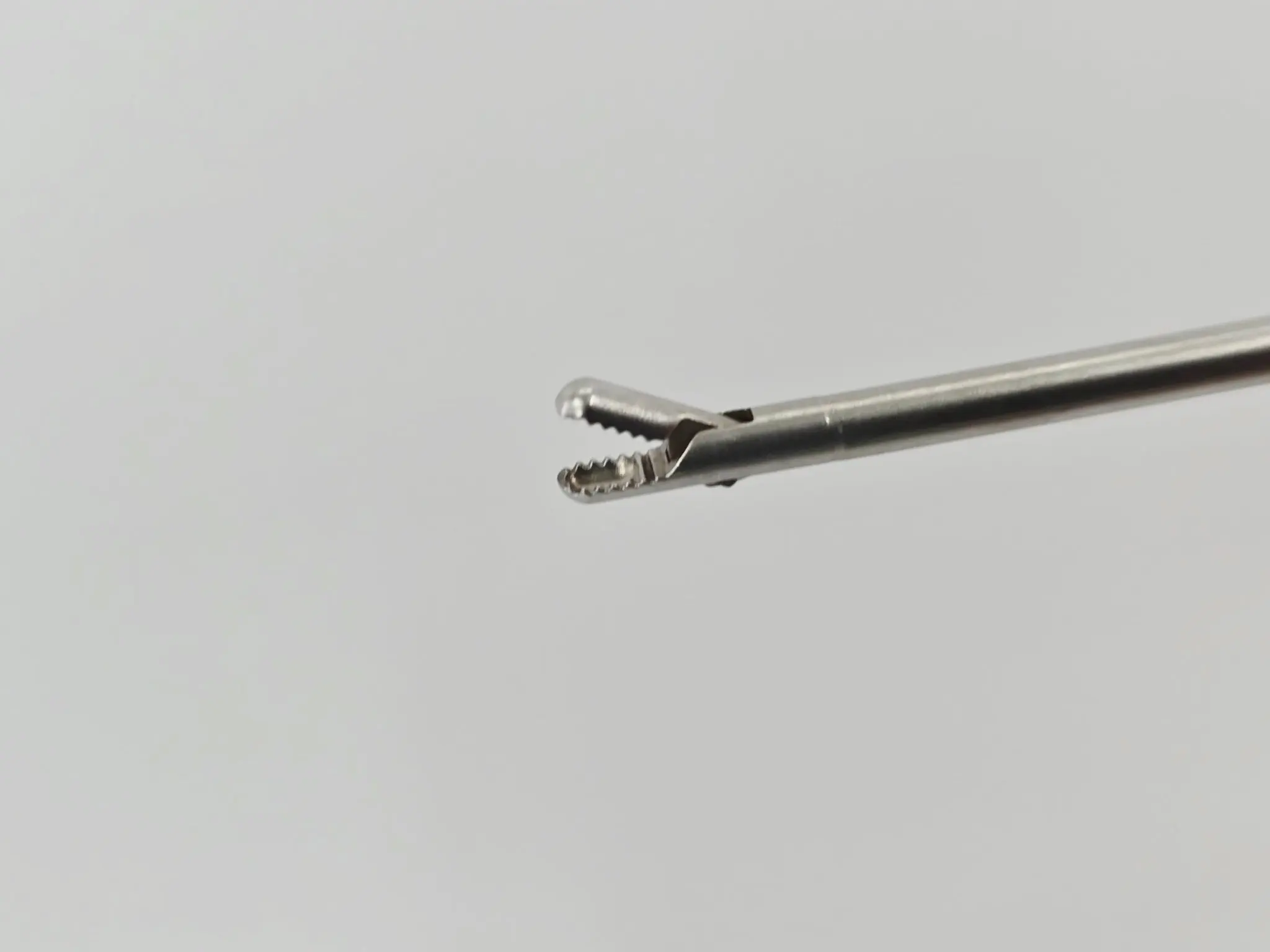ConMed SHUTT-Linvatec 12.1001 2.75mm Straight Grasping Forceps Arthroscopy 9" - Image 4