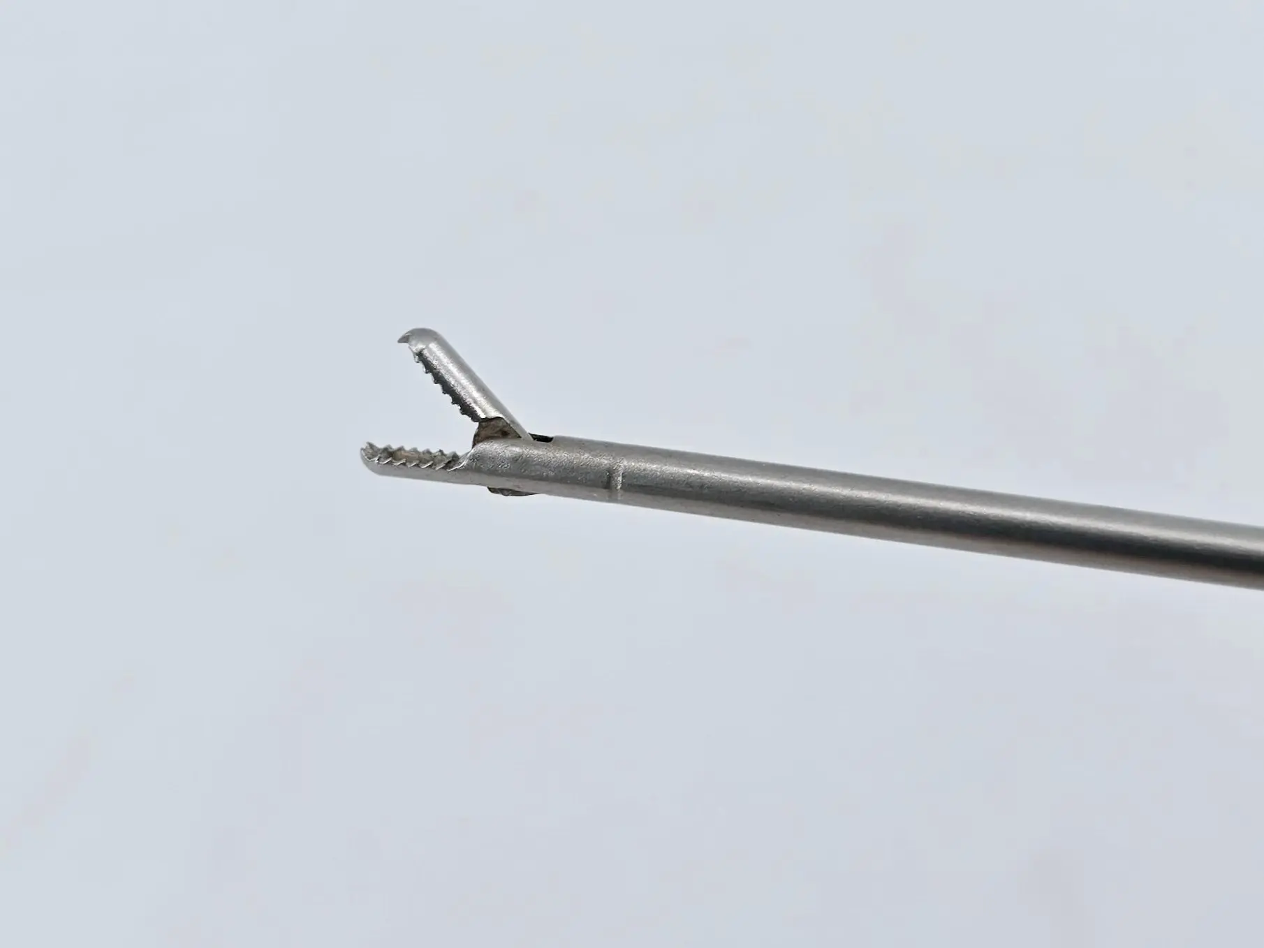 ConMed Shutt Linvatec 12.1002 Alligator Grasper Straight 2.75mm Arthroscopy 9" - Image 4