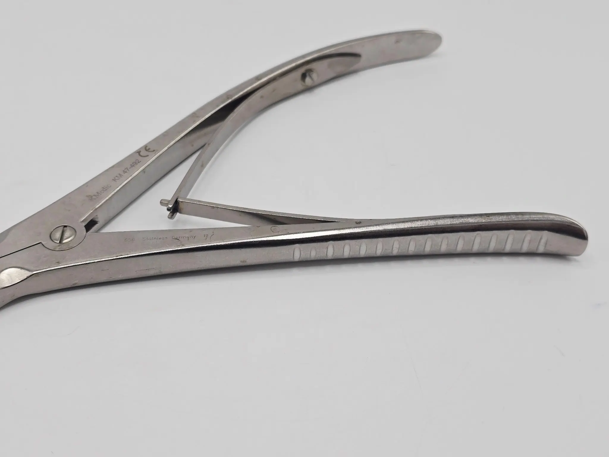 KMedic KM47-492 Leksell Rongeur 15° Curved 9x16mm 9” - Image 4