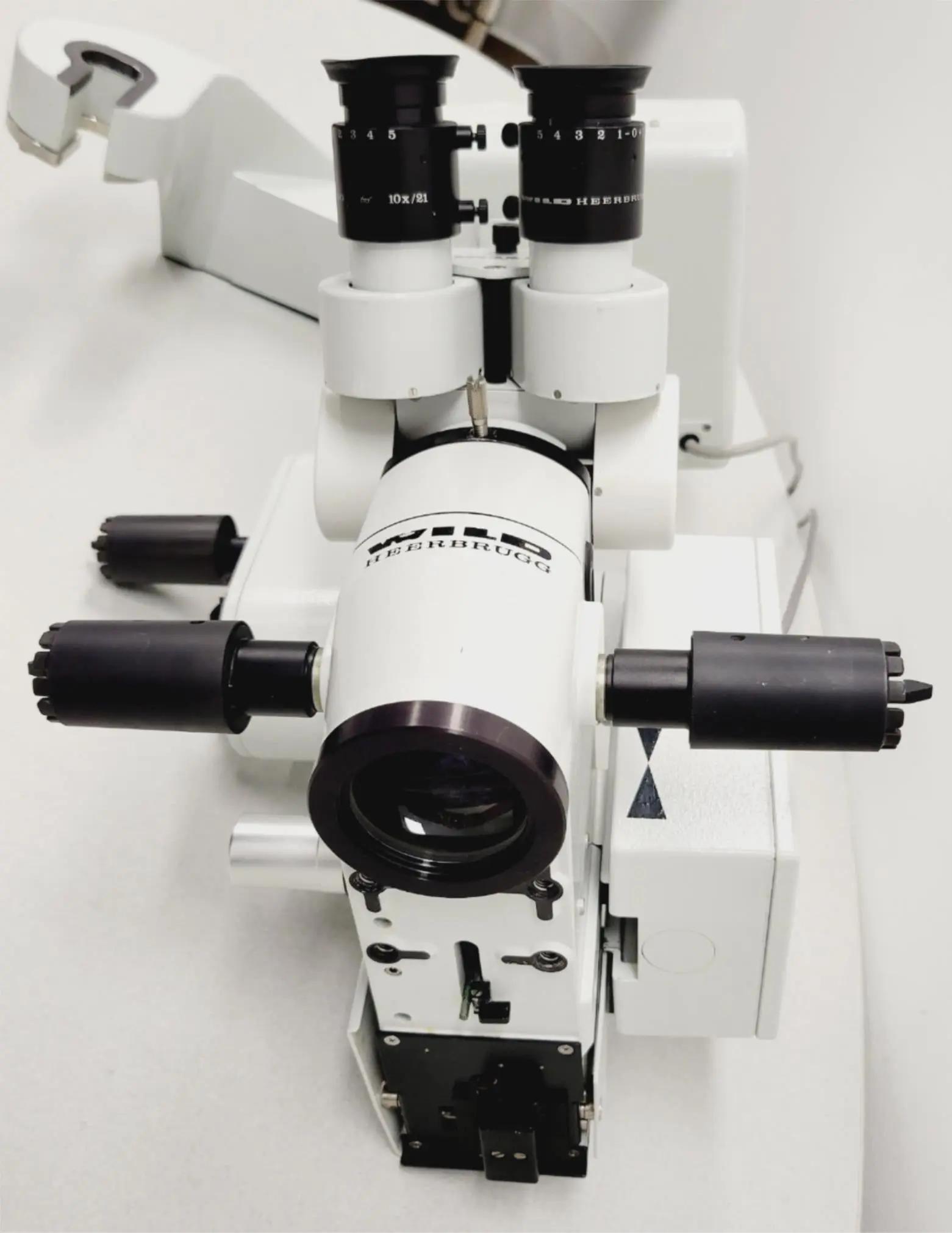 Leica M690 Dual Head Surgical Microscope Head and Oculars w/ 0/21 Eyepieces - Image 4