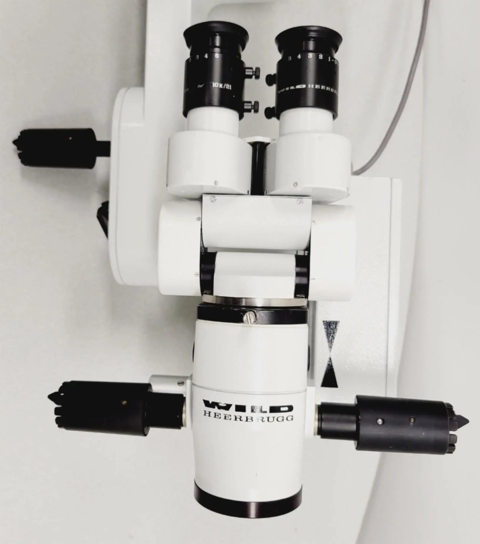 Leica M690 Dual Head Surgical Microscope Head and Oculars w/ 0/21 Eyepieces - Image 5