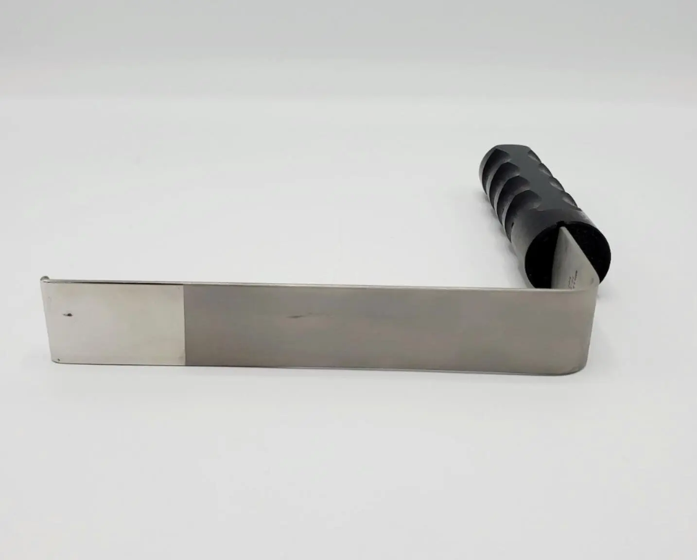 Millennium 72-9821 Retractor Right Angled 1" x 6" Excellent Condition - Image 2