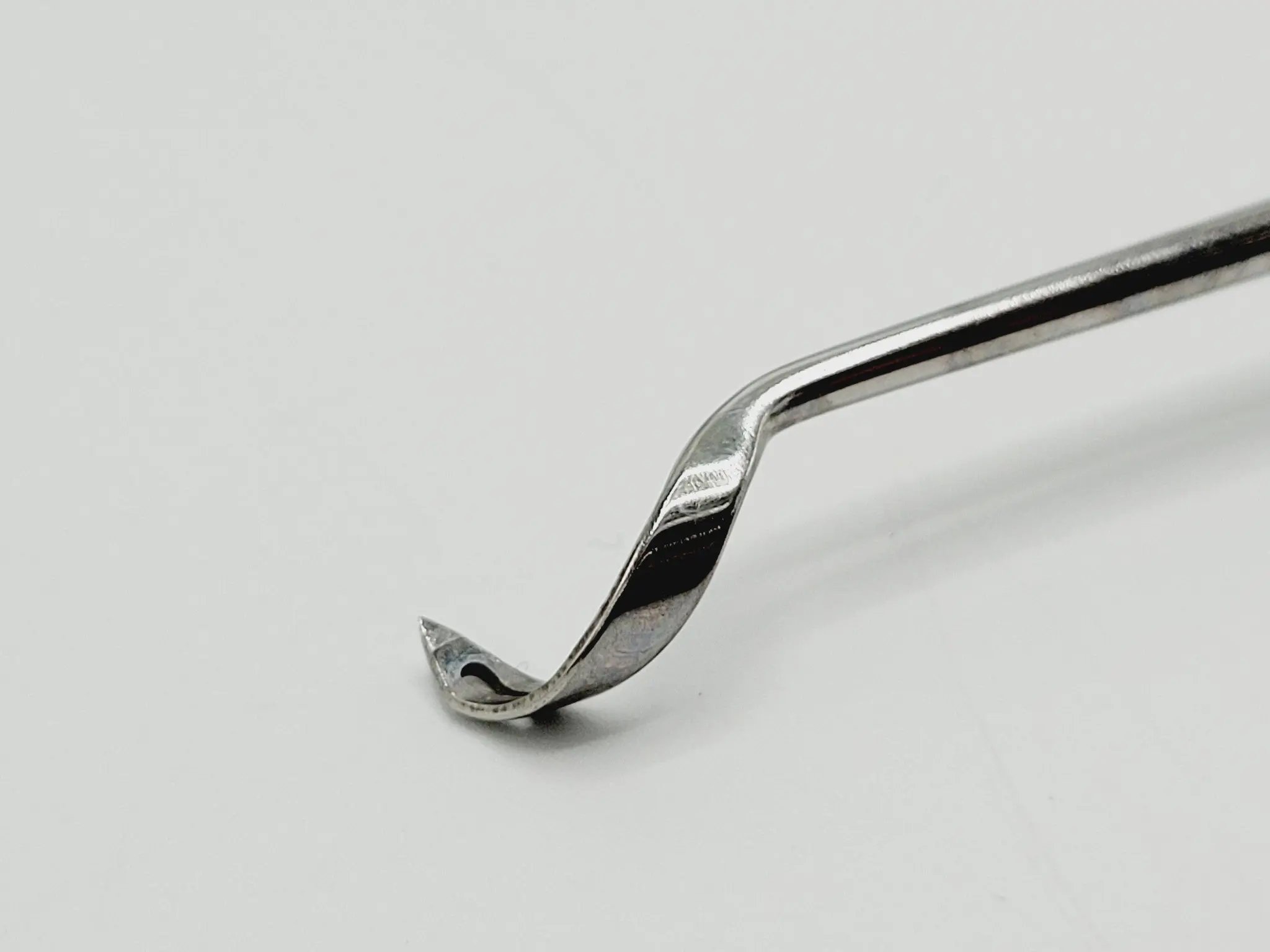Mitek 214628 Arthroscopic Right Bend 180° Up Suture Leader 11-3/8" - Image 2