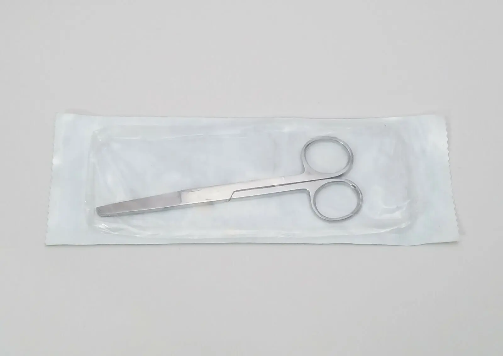 Medline DYND0400 Operating Room Scissors Straight/Blunt Sterile 5-1/2" - Image 3