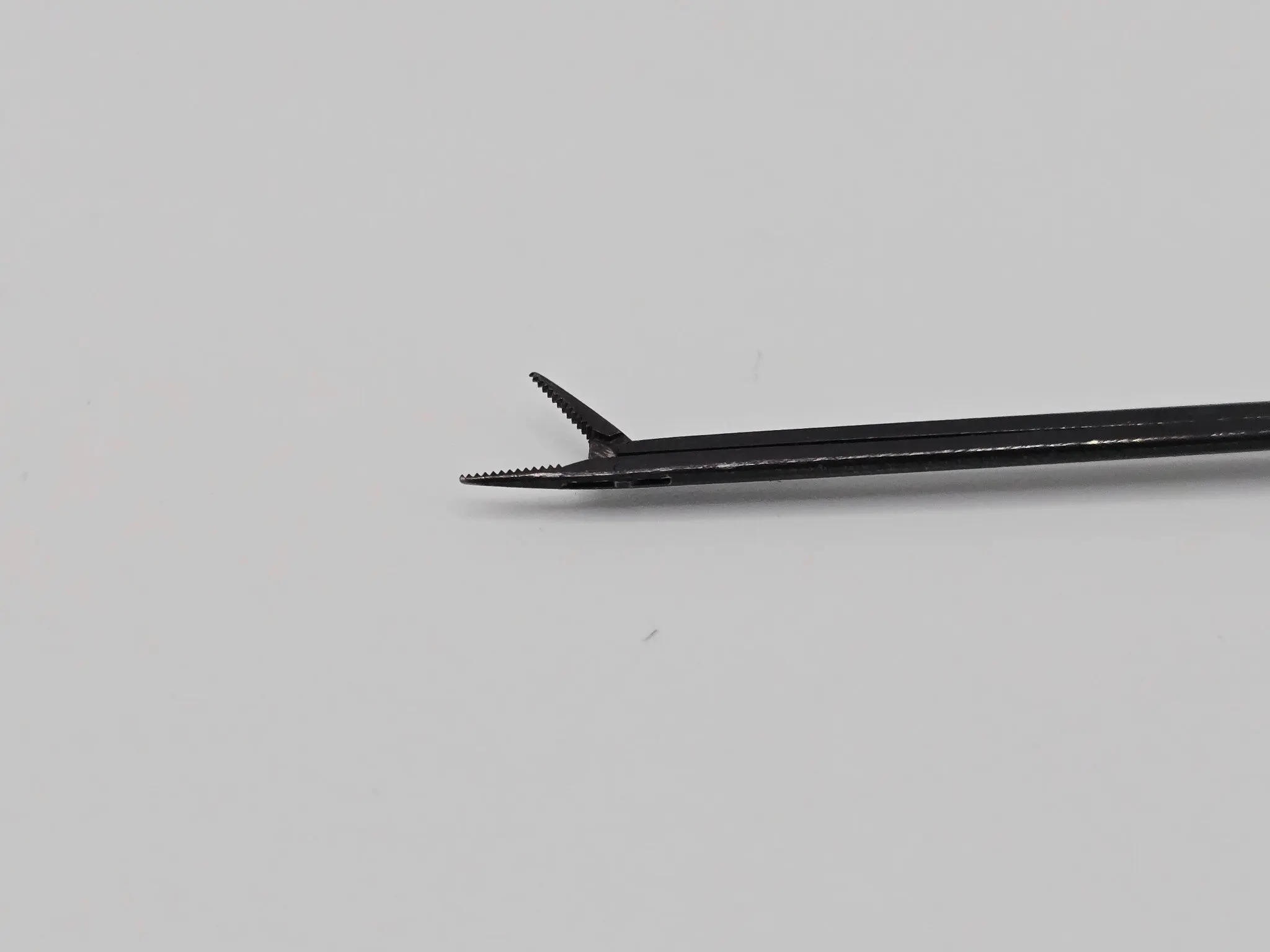 Richards 13-1010 Straight Serrated Alligator Forceps 4.5mm x 70mm - Image 3