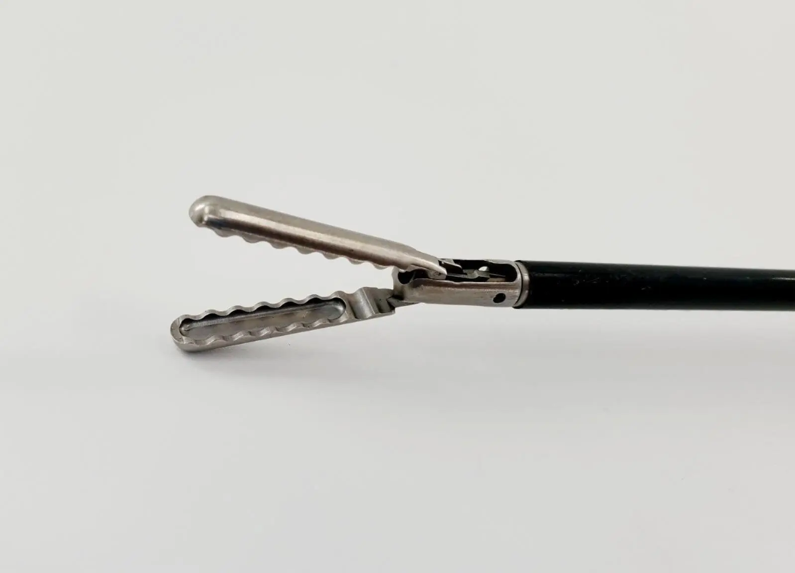 Smith & Nephew 7205609 Grasper & Outer Sheath w/ 7208301 Ratchet Handle 19-5/8" - Image 2
