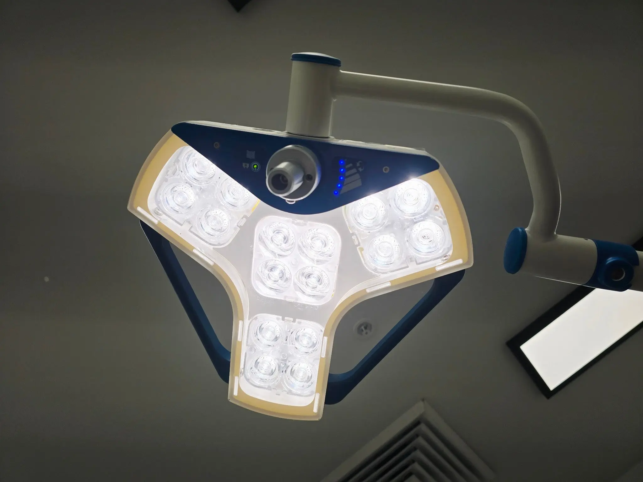 Steris HexaLux Mobile LED Exam Light EXLMBWB Medical Examination Lamp 65,000 Lux - Image 2