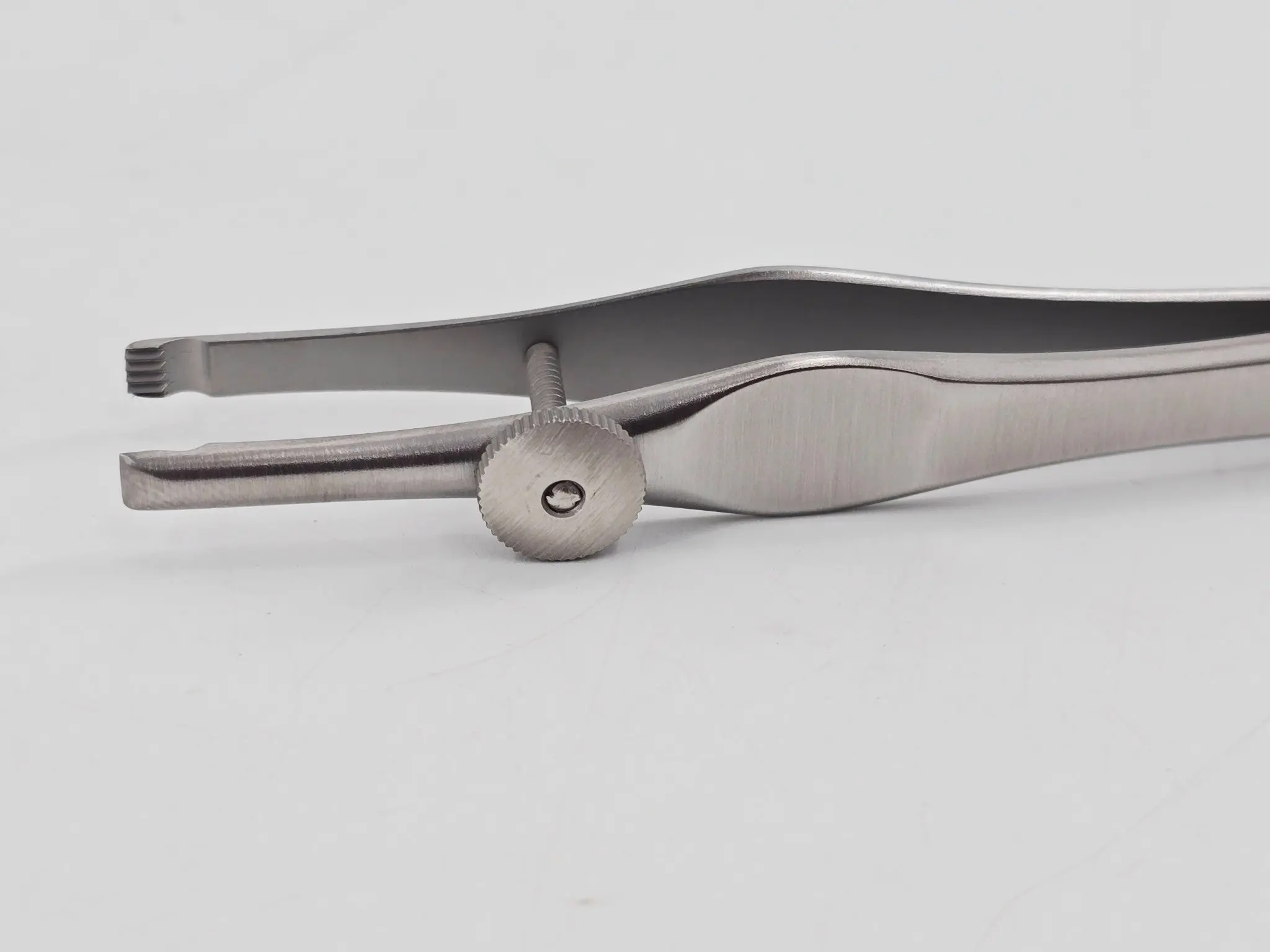 V. Mueller AU17215 Sheehy Ossicle Holding Forceps 4x5 Teeth 4-3/4" - Image 2