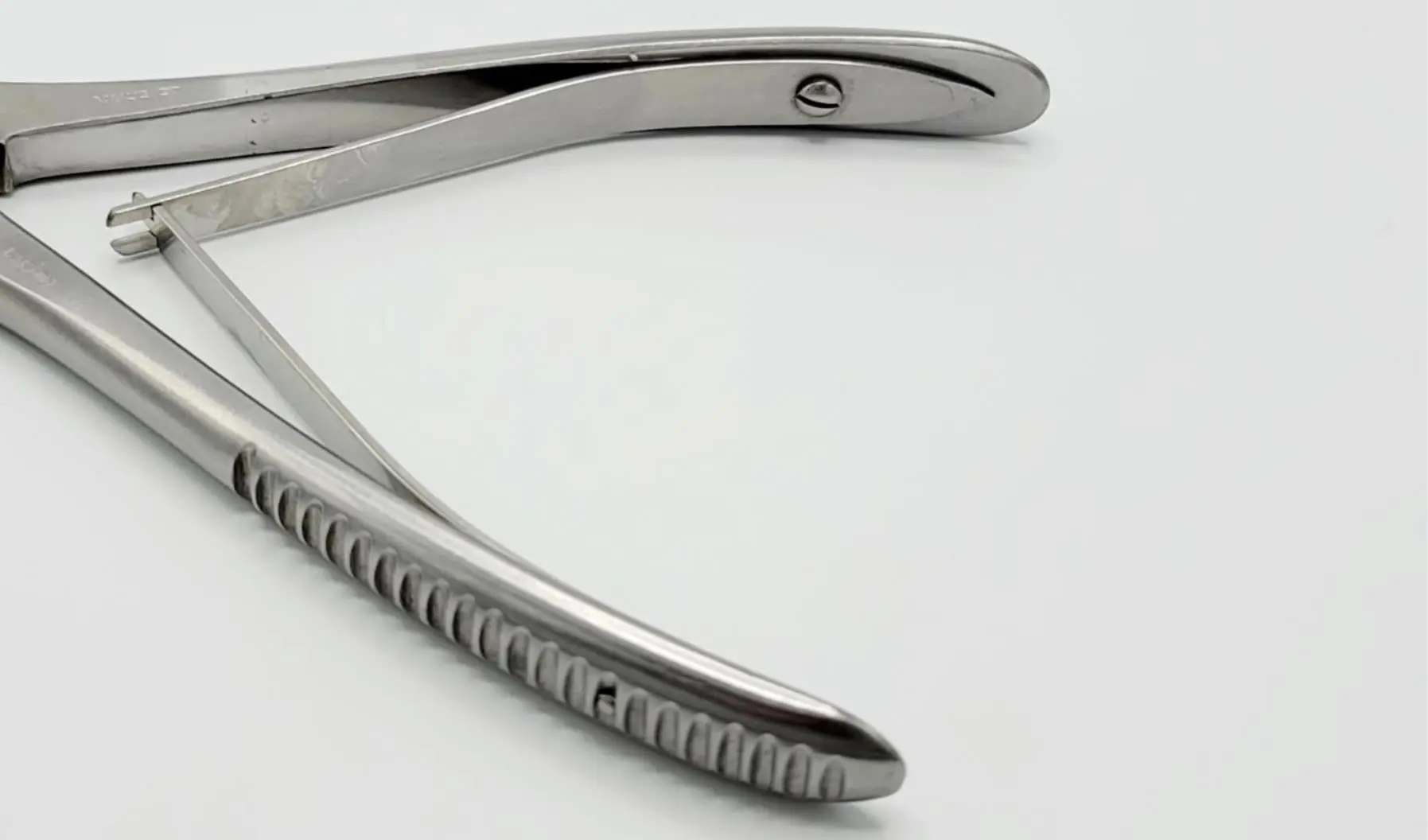 V. Mueller AU6781 Ruskin Rongeur Forceps Double-Auction 6mm Jaw Curved 7-1/2" - Image 2