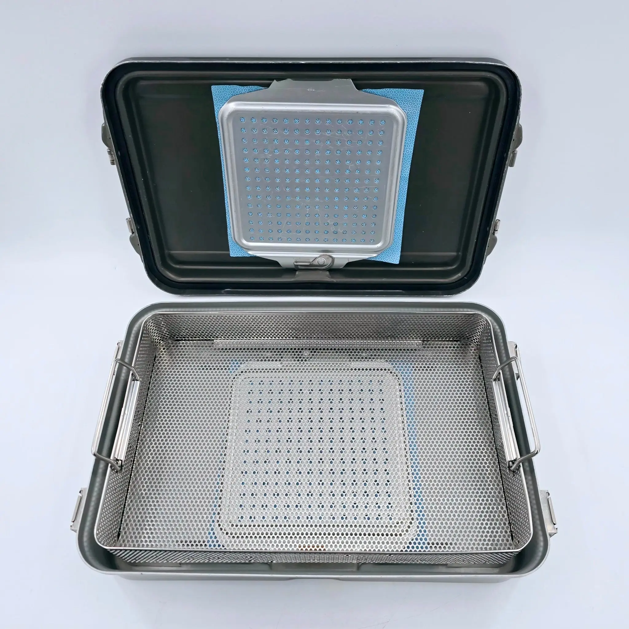 V. Mueller CD2-4B Genesis Mid-Length Sterilization Container w/ Lid & Tray 4" - Image 4