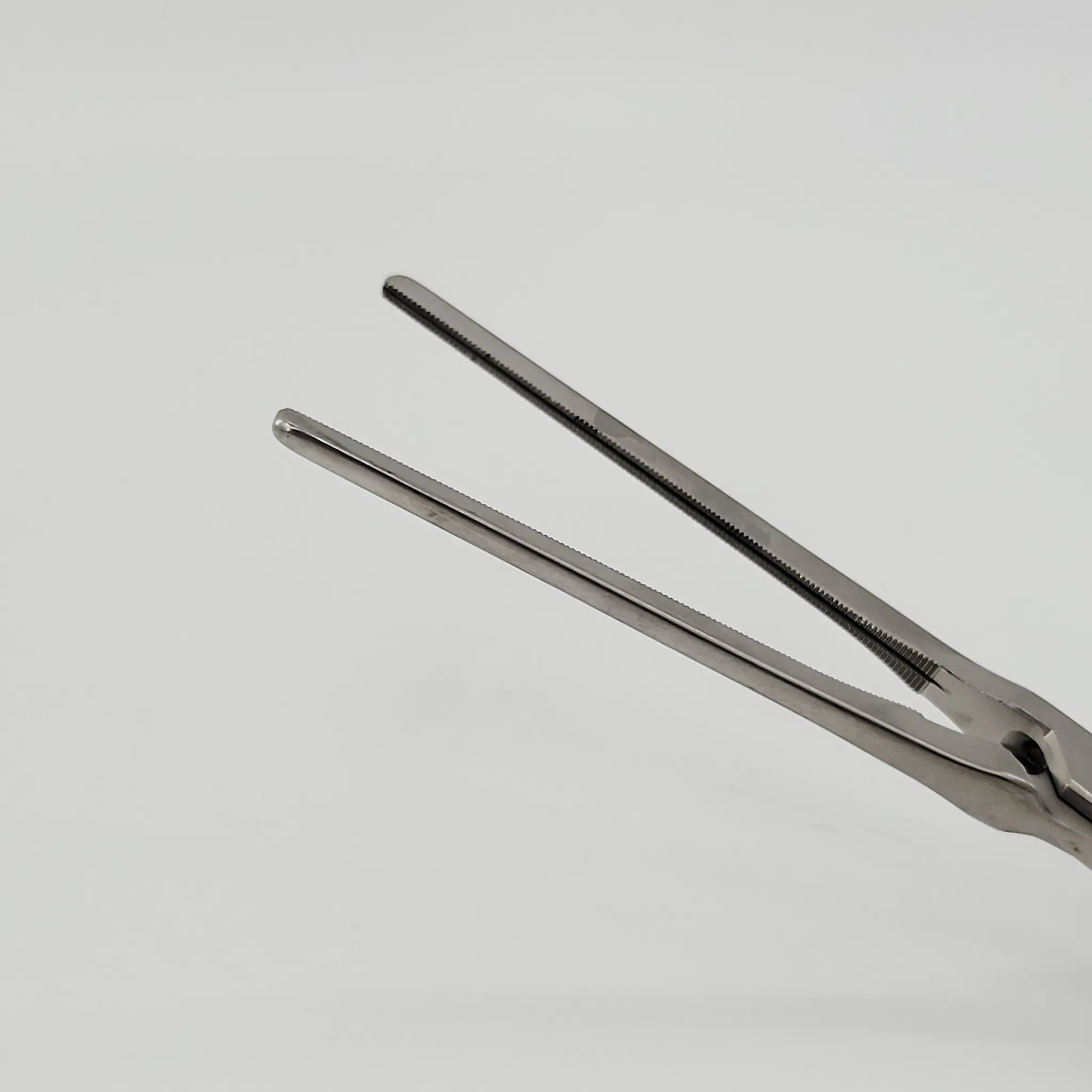 V. Mueller CH6640 Cooley Iliac Clamp Shanks Angled 45° Straight Jaw 8-1/2" - Image 2