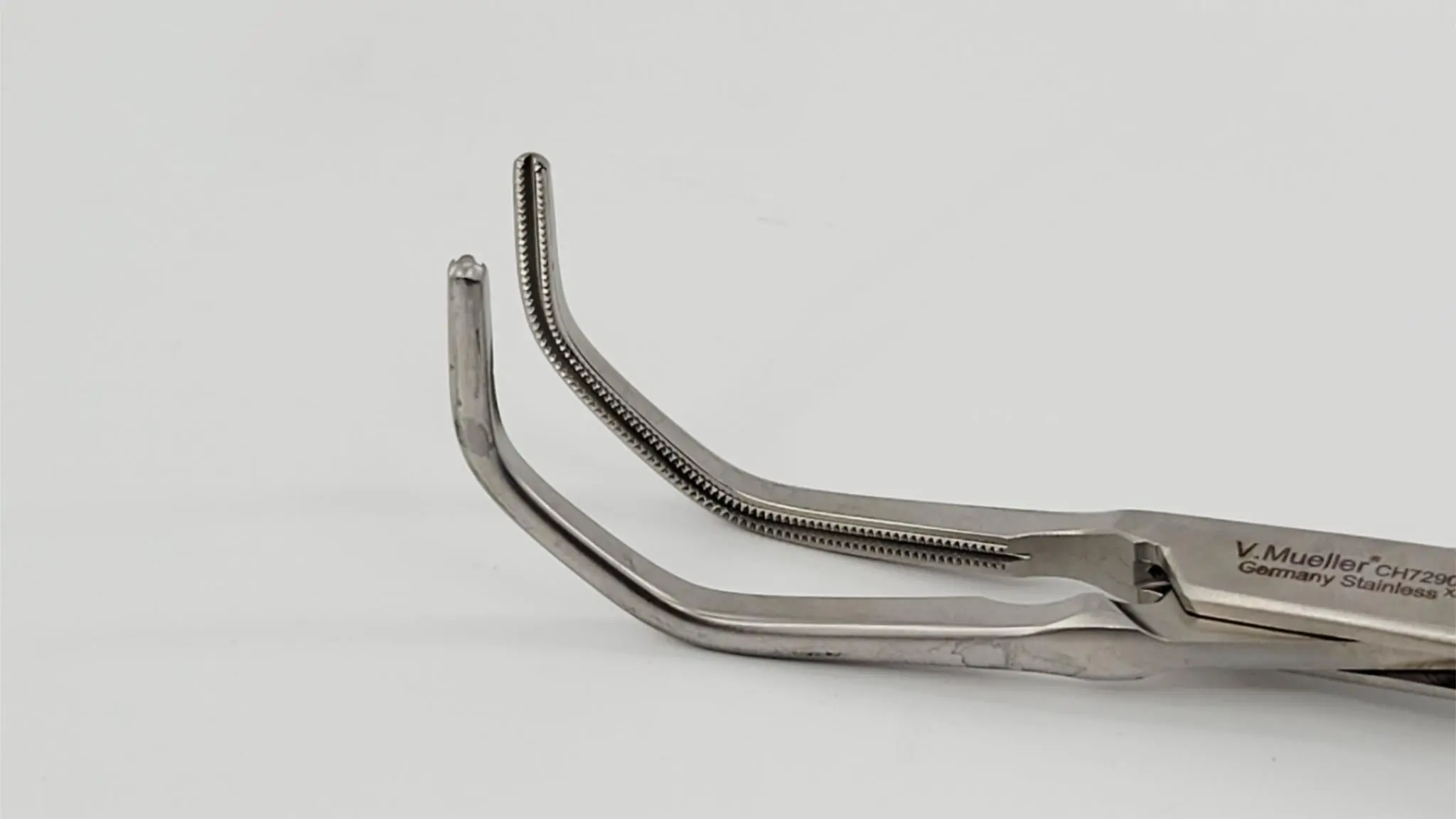 V. Mueller CH7290 Debakey Tangential Occlusion Clamp Jaw 7-7/8" - Image 2