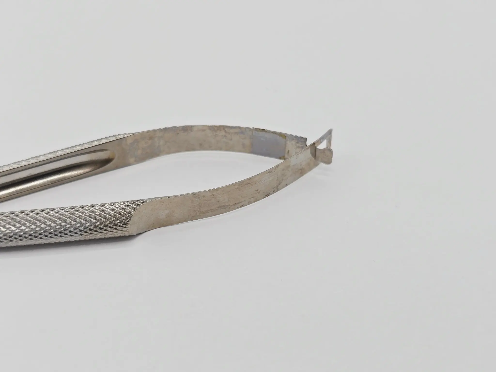 V Mueller OP0908-802 Cohan Mini Needle Holder Fine 8mm Jaws Curved - Image 4