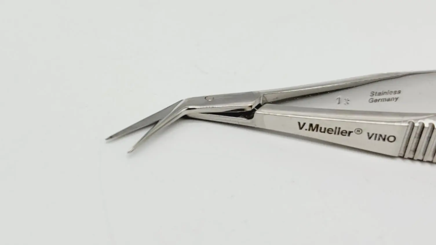 V. Mueller OP0917-801 Castroviejo Scissors Angled Blunt Flat Serrated 4-1/2" - Image 3