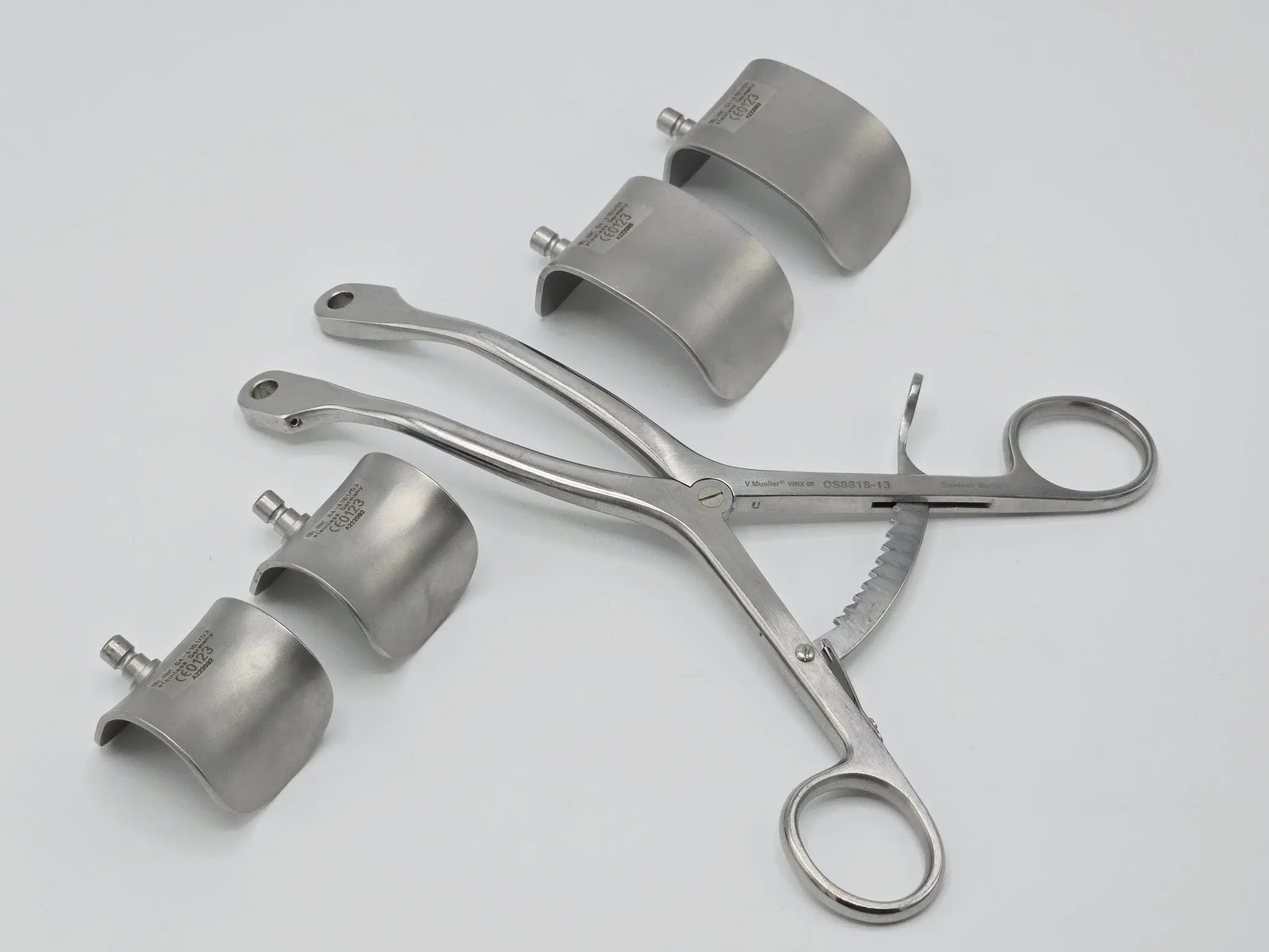 V Mueller OS8818-13 Kolbel Retractor Frame Ring-Handled w/ Link Blades - Image 2