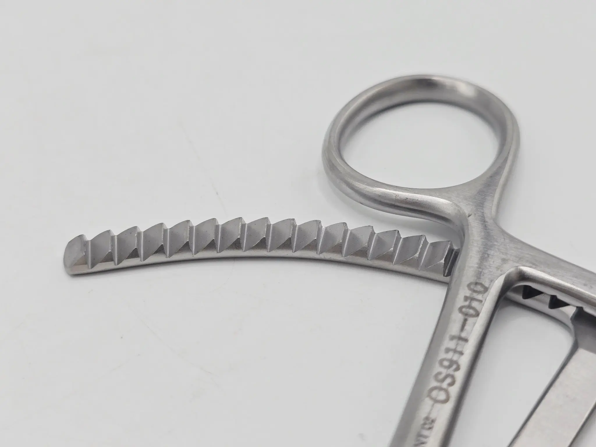 V. Mueller OS911-010 Bone Reduction Forceps Curved 1x1 Sharp Tip Prongs 8" - Image 4