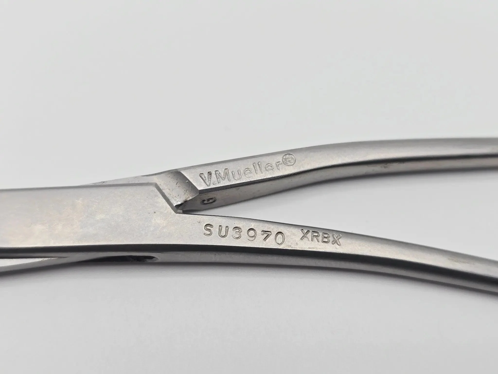 V. Mueller SU3970 Mastin Muscle Clamp 6.5 in Curved Shanks Surgical - Image 4