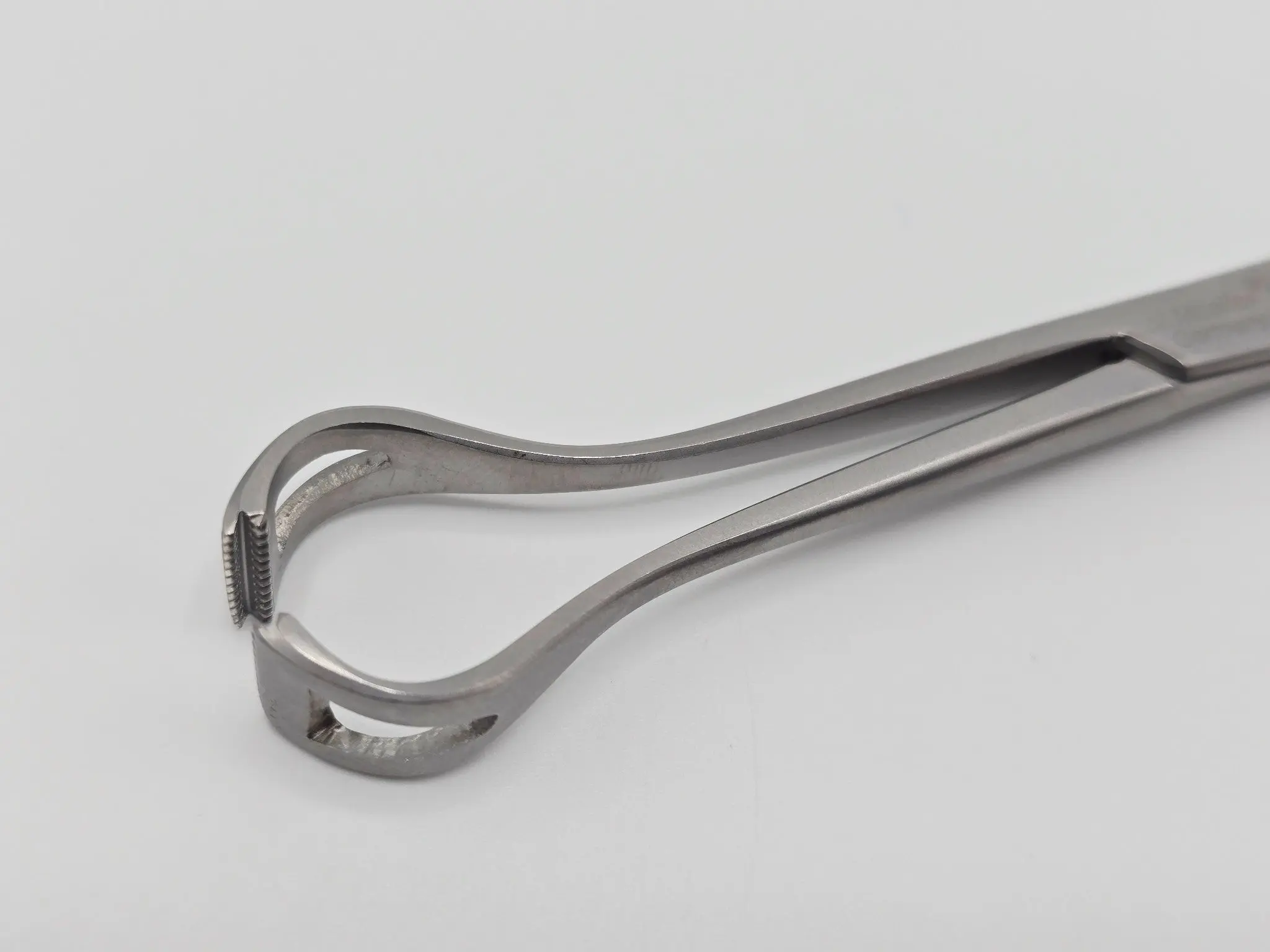 V. Mueller SU5005 Glassman Babcock Forceps 1cm Jaw Rounded Corners Surgical Tool - Image 3