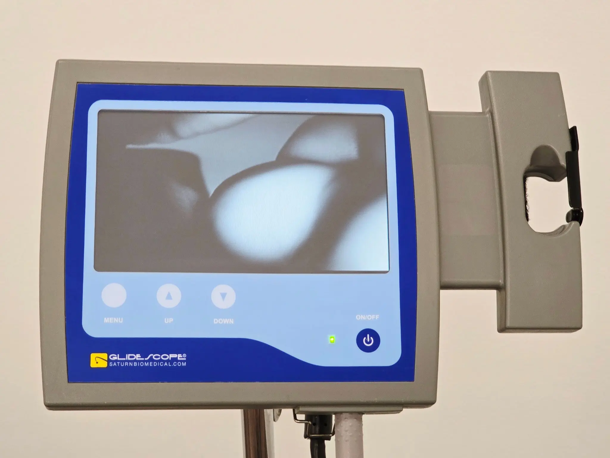 Verathon Glidescope Portable GVL Video Monitor with Two Laryngoscope Blades - Image 3